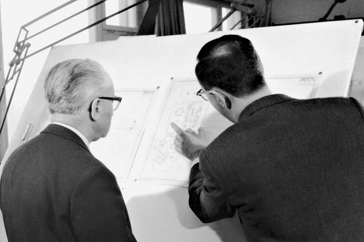 显示 Berthold Leibinger 解释工程图的历史图片