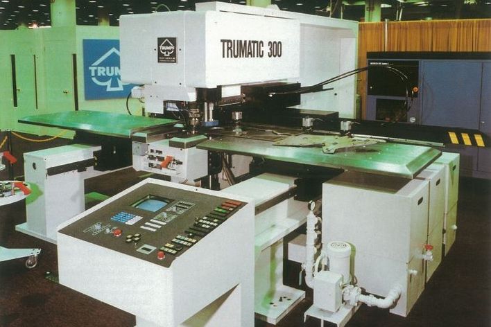 historical picture of a TRUMPF machine Plasmapress